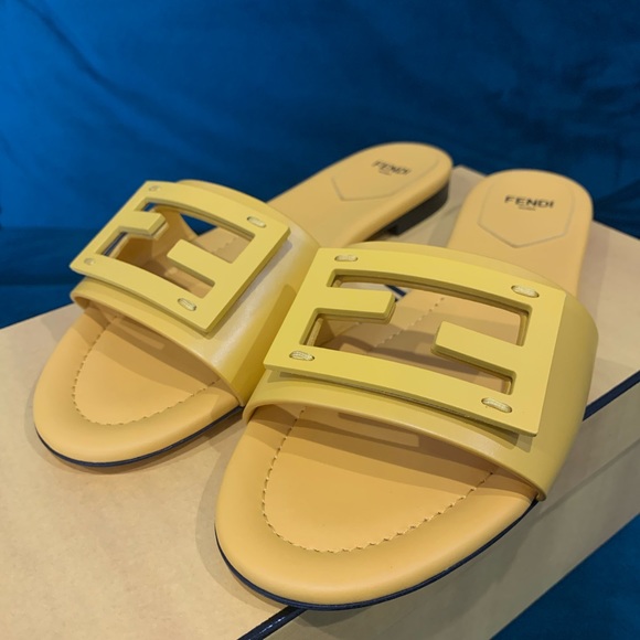 SOLD-Fendi slide sandals size 38 - Picture 5 of 6